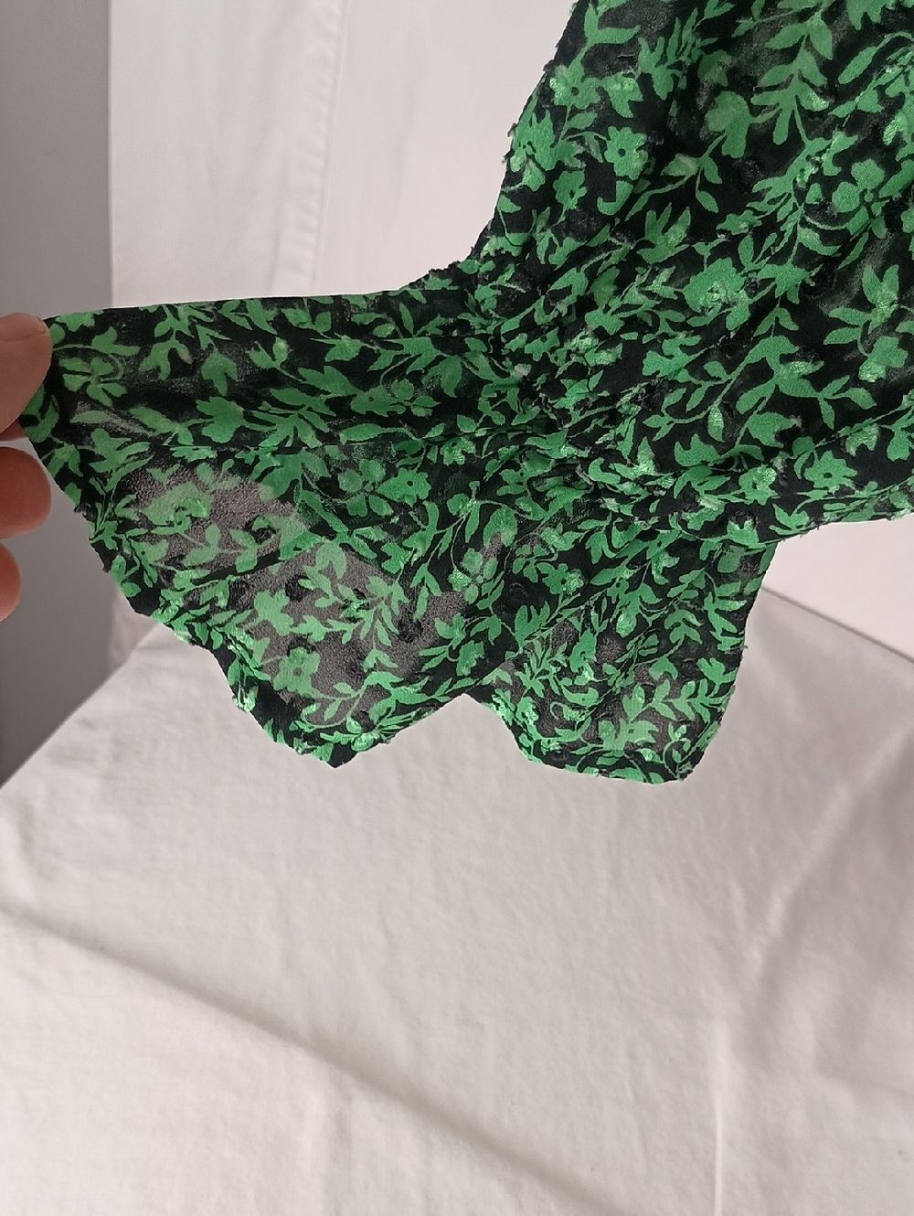 Women's Size M Green Floral Smocked-Yoke Blouse Spring - Picture 3 of 9